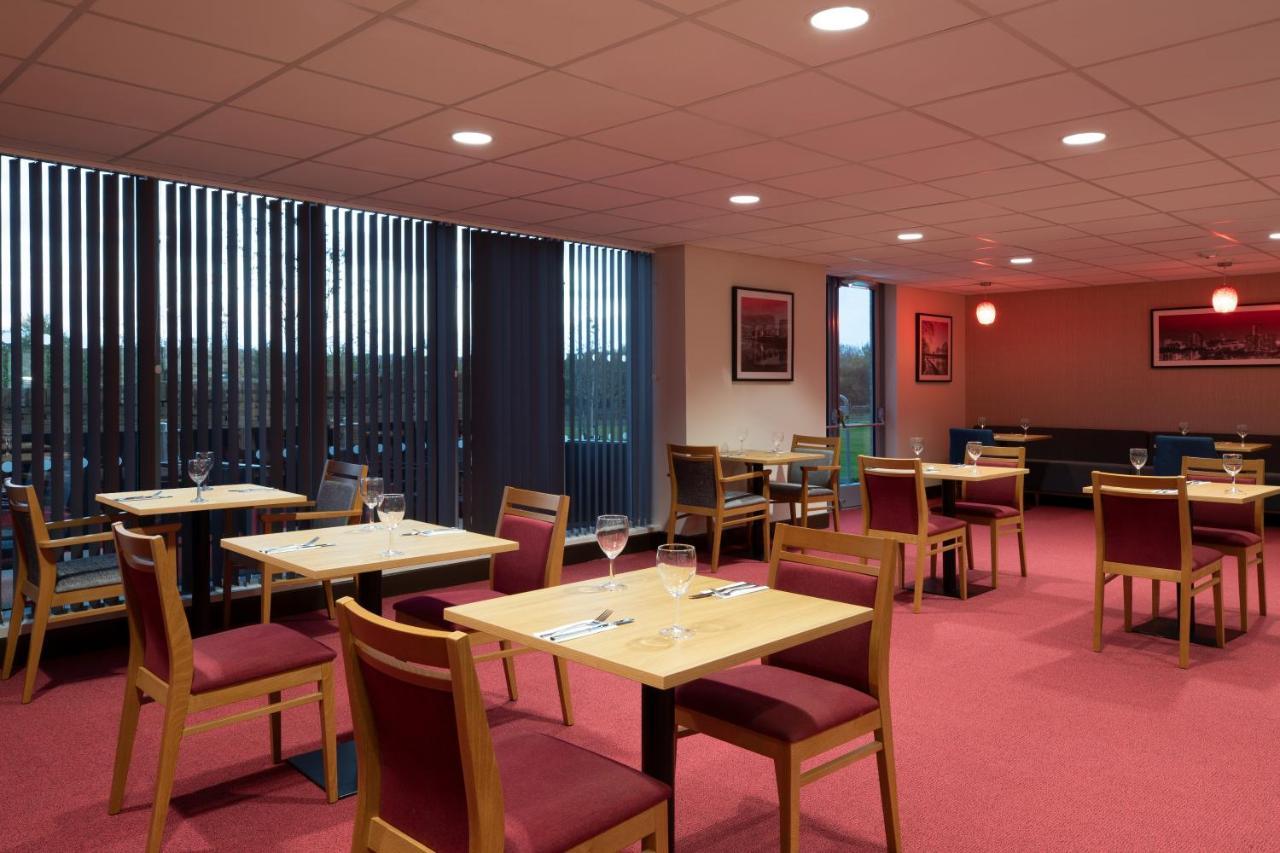 Hotel Ramada By Wyndham Leeds East Exterior foto