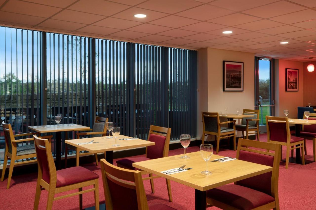 Hotel Ramada By Wyndham Leeds East Exterior foto
