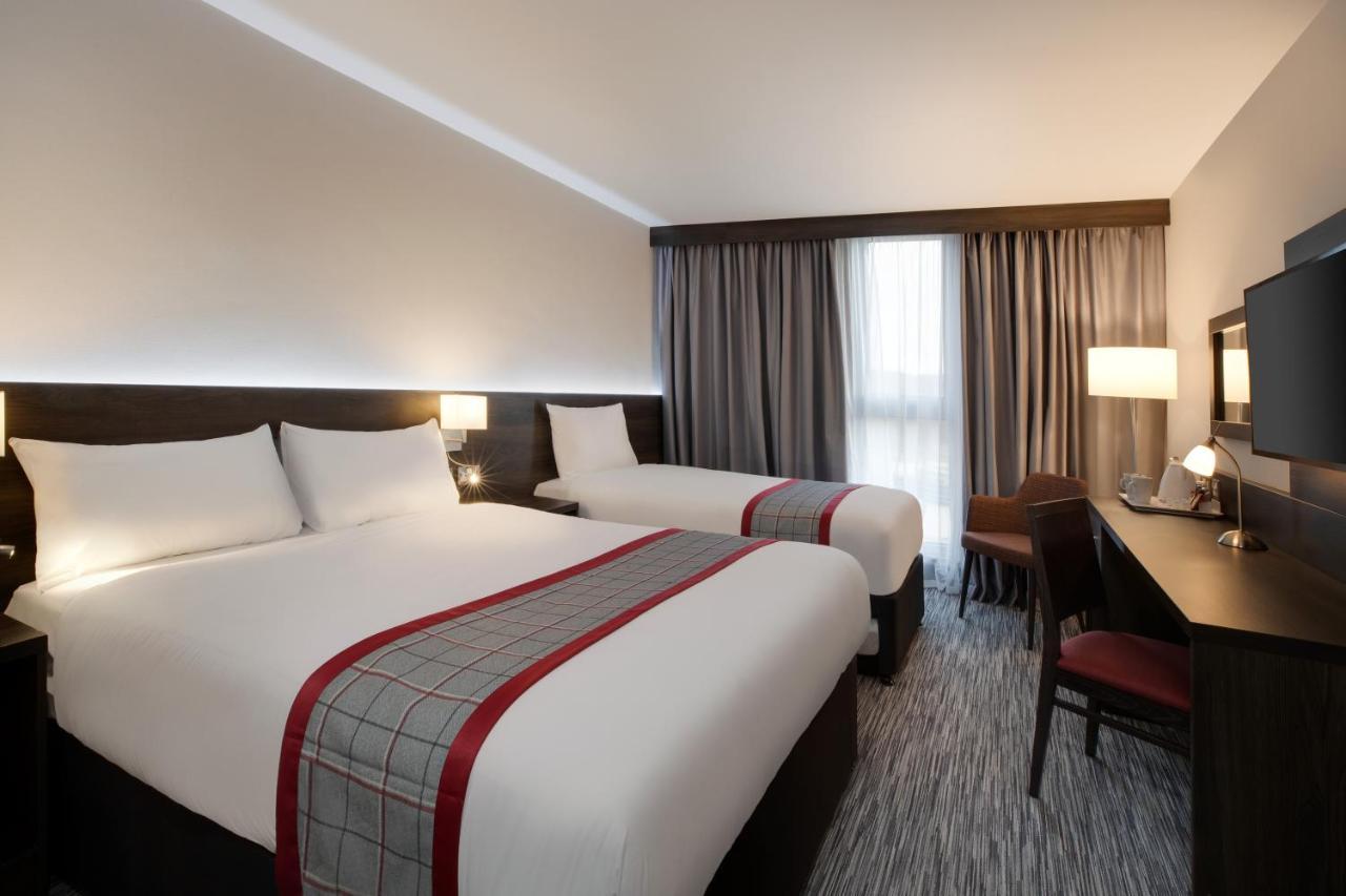 Hotel Ramada By Wyndham Leeds East Exterior foto