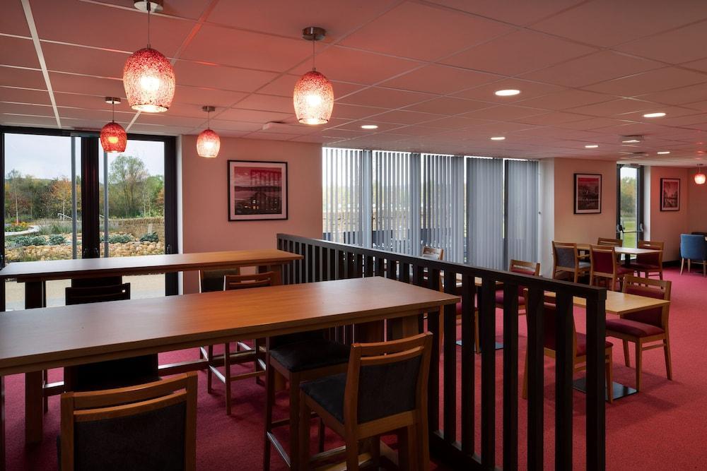 Hotel Ramada By Wyndham Leeds East Exterior foto