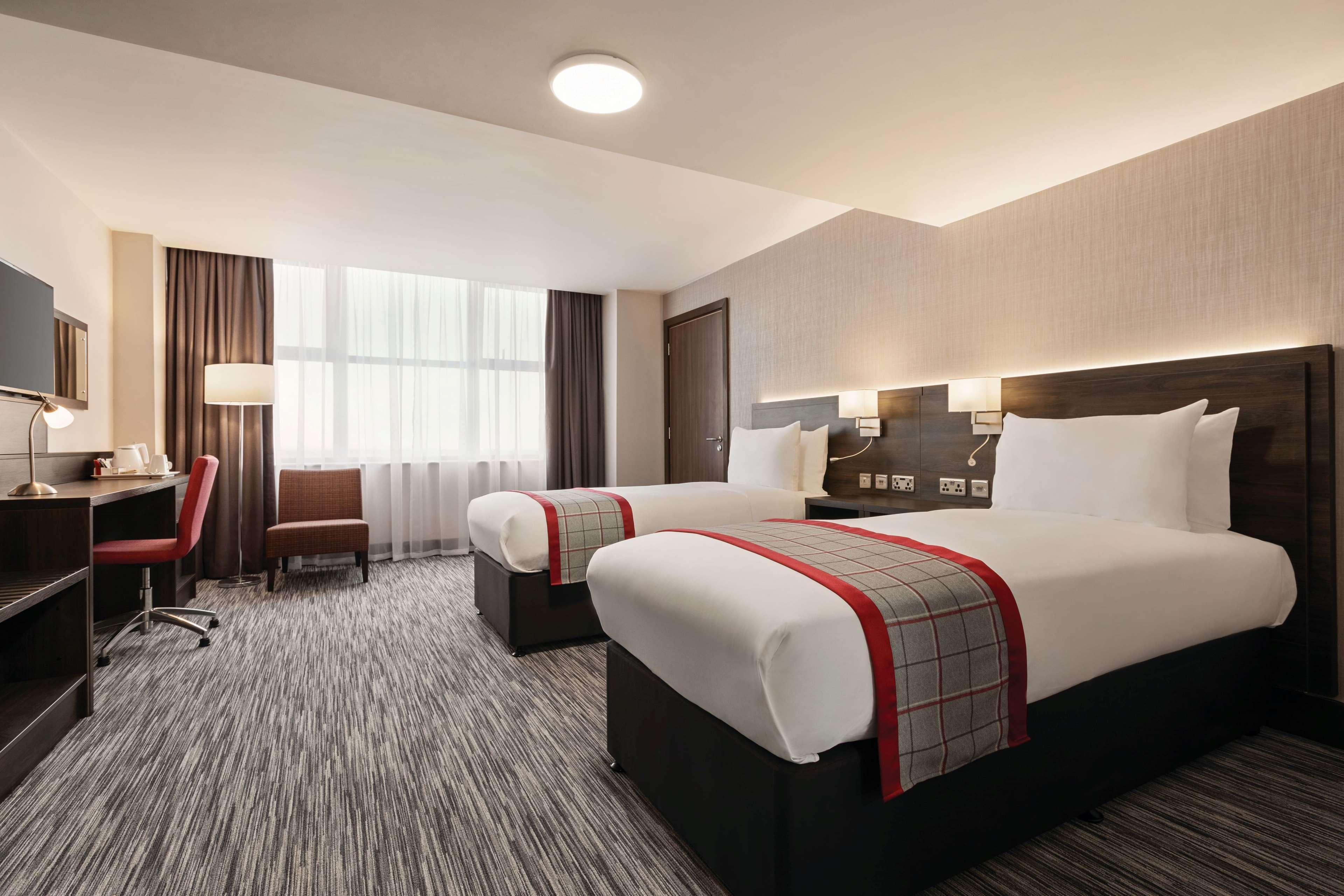 Hotel Ramada By Wyndham Leeds East Exterior foto