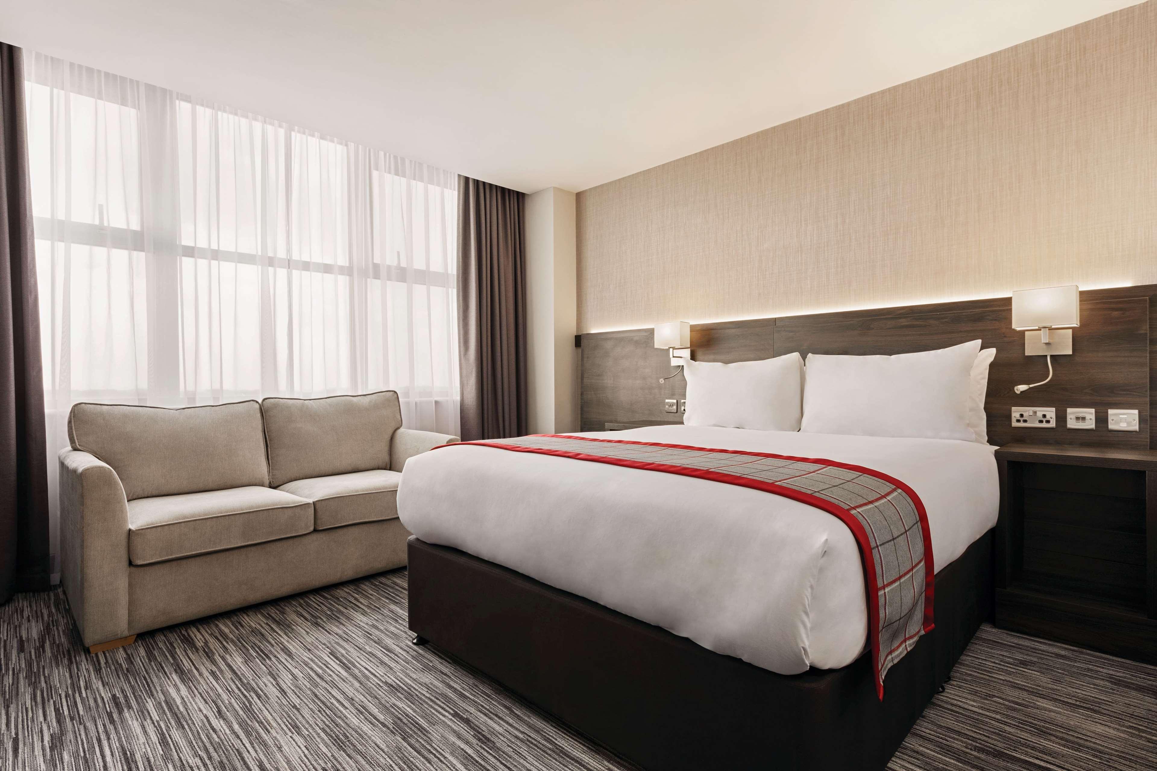 Hotel Ramada By Wyndham Leeds East Exterior foto